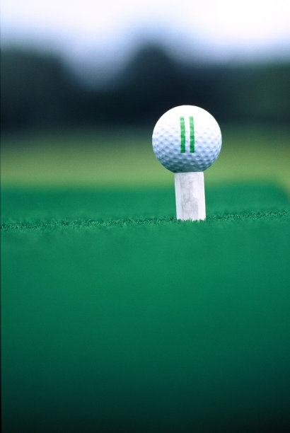 练习场发球台上的高尔夫球。图片下载