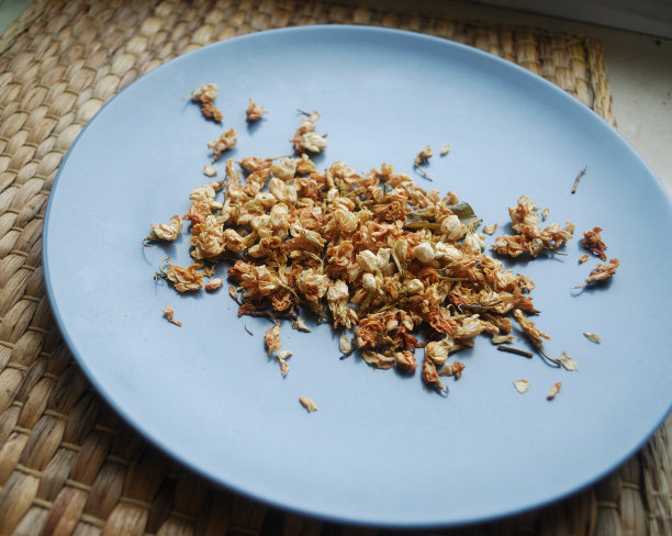 干燥的茉莉花芽放在盘子里。图片下载