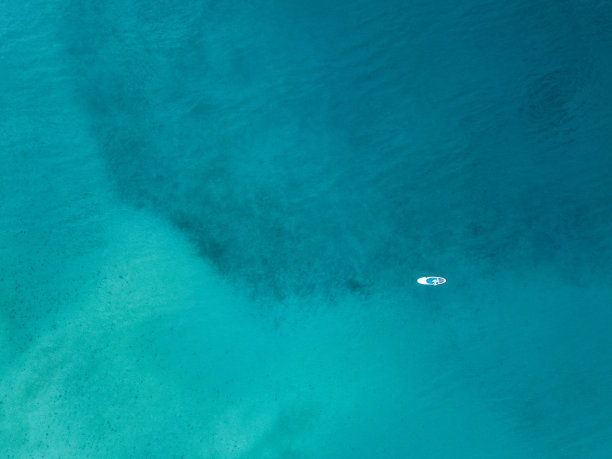 女人站起来划桨图片下载