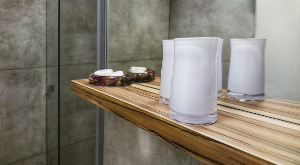 装饰浴室的架子上图片下载