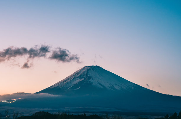 冬季日落时分的富士山图片下载