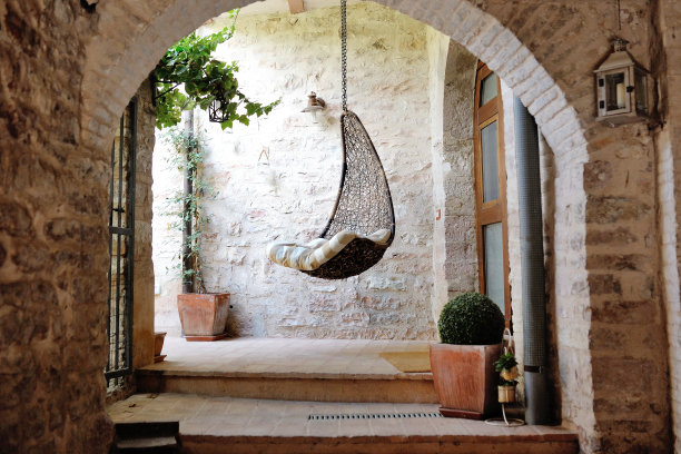 传统的意大利中世纪历史庭院的美丽小图片下载