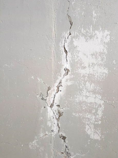 古老的裂缝垂直墙。图片下载