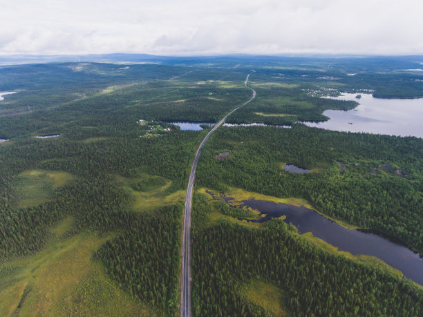 从一条穿过美丽的湖泊和森林的道路，两边都被水包围，从无人机上拍摄，空中充满活力的图片，摩尔曼斯克州，俄罗斯图片下载