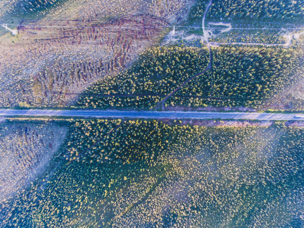 从一条穿过美丽的湖泊和森林的道路，两边都被水包围，从无人机上拍摄，空中充满活力的图片，摩尔曼斯克州，俄罗斯图片下载