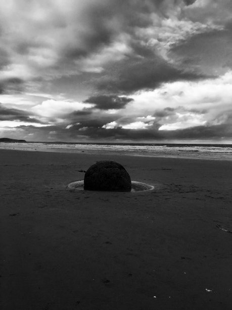 莫拉基巨石的黑白照片图片下载