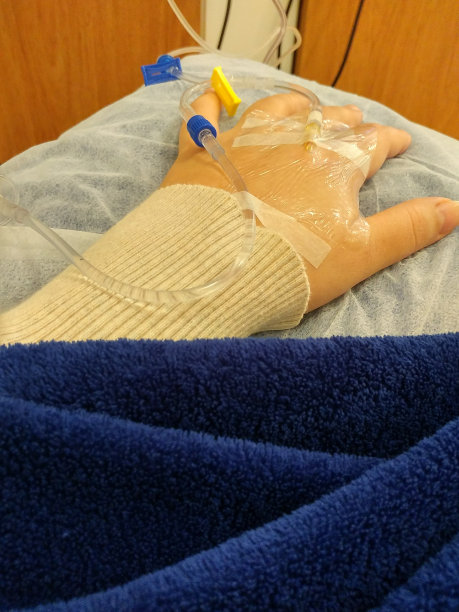 静脉输液的手部特写图片下载