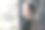 悲伤美丽的时尚女人穿着黑色衣服在城市的街道上图片下载