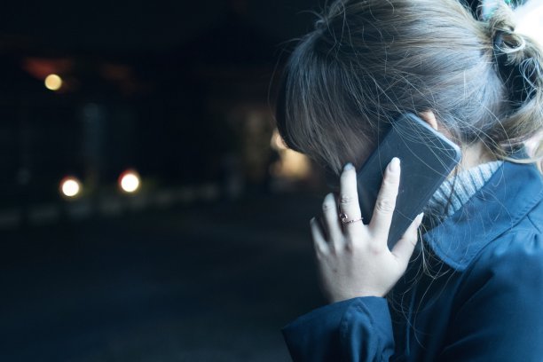 一个日本女人在用智能手机图片下载