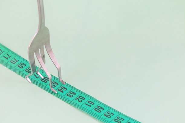 用跑步代替吃东西来减肥。极简的平面布局概念。图片下载