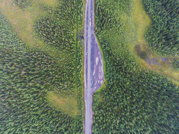 从一条穿过美丽的湖泊和森林的道路，两边都被水包围，从无人机上拍摄，空中充满活力的图片，摩尔曼斯克州，俄罗斯图片下载