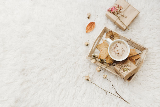 平铺构图与咖啡。舒适的氛围，复印空间图片下载