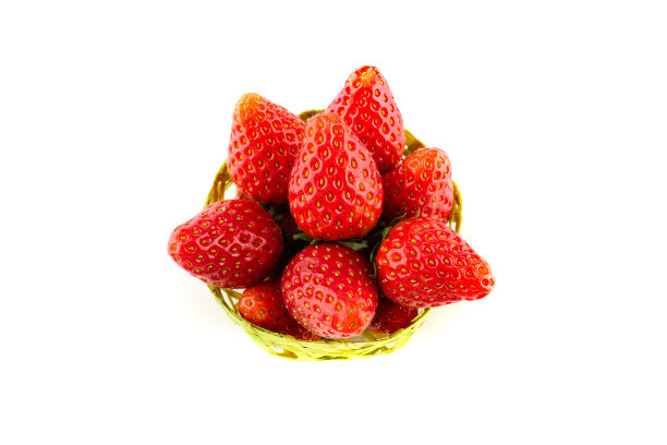 竹篮子里装着新鲜的草莓图片下载