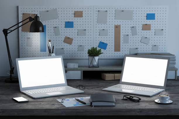 在家庭办公室里有两台黑屏笔记本电脑图片下载