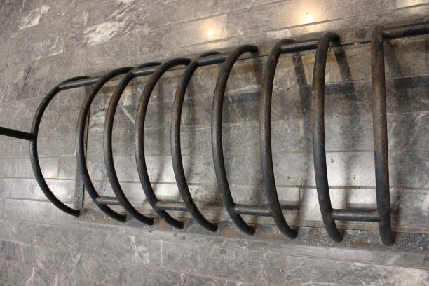 自行车车轮停放金属栏杆图片下载