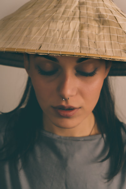 戴亚洲草帽的妇女图片下载