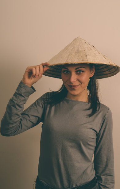 戴亚洲草帽的妇女图片下载