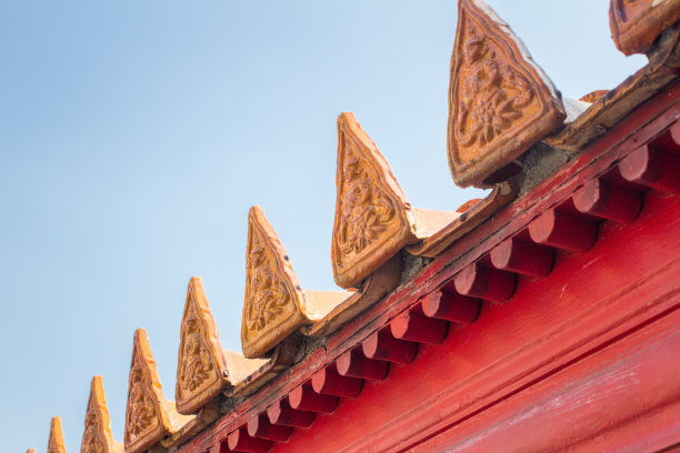 泰国曼谷，Wat Benchamabophit的屋顶瓷砖艺术雕塑图片下载