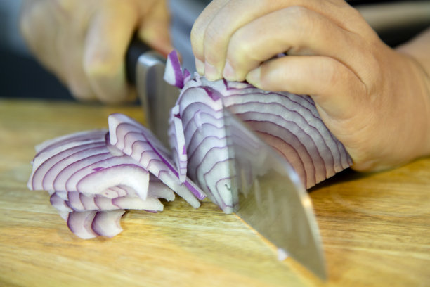用菜刀切洋葱图片下载