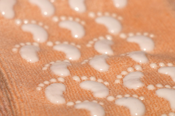 米色羊毛服装，带有人脚上的白色小痕迹。图片下载