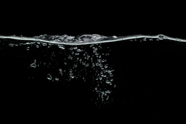 水的黑色背景图片下载