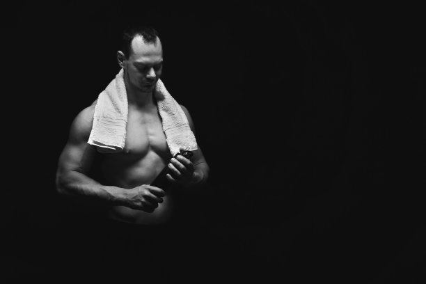 男性健美运动员锻炼后喝水图片下载