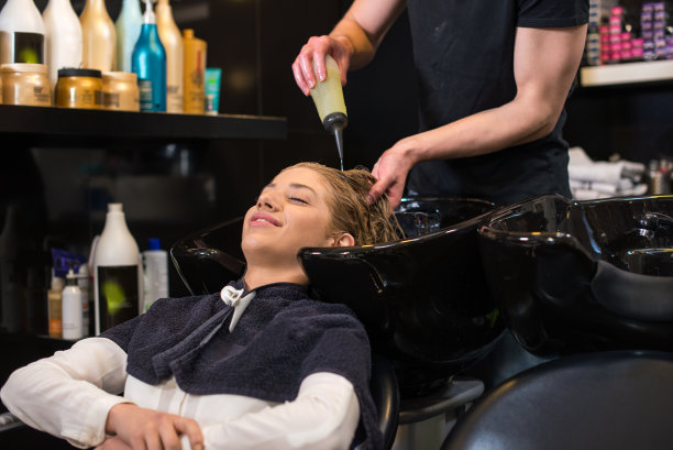 皂洗女生的头发图片下载