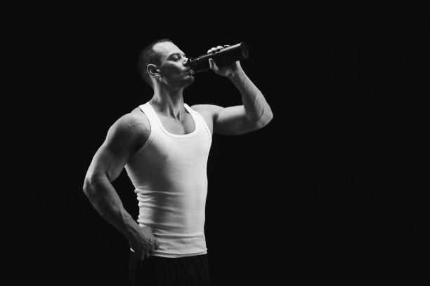 男性健美运动员锻炼后喝水图片下载