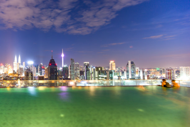 晚上有室外游泳池和现代化建筑图片下载