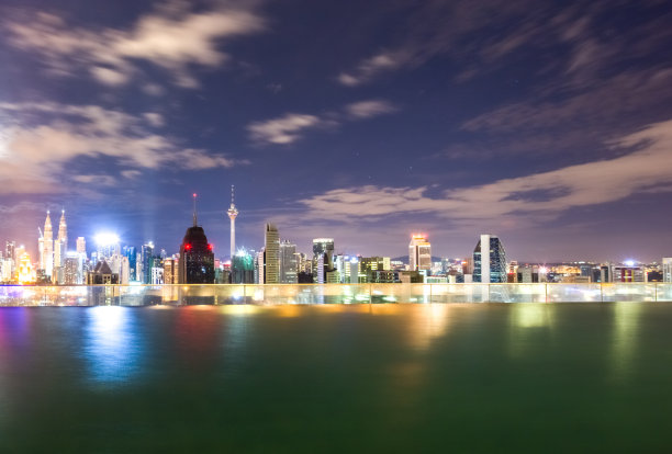 晚上有室外游泳池和现代化建筑图片下载