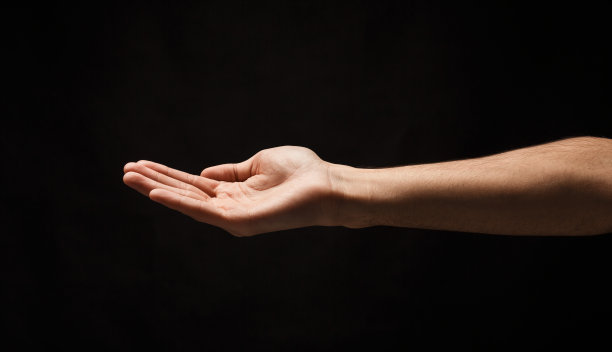 男子手心张开，孤立上黑图片下载