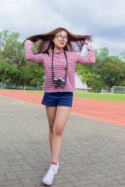 潮人少女的时尚肖像穿休闲温暖的衣服，在城市街道摆姿势。图片下载
