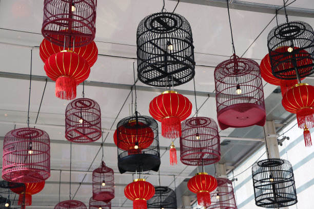 天花板上悬挂红色布灯和鸟笼灯。图片下载
