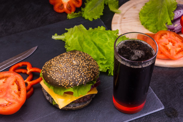 深色汉堡，乡村背景和一杯可乐图片下载