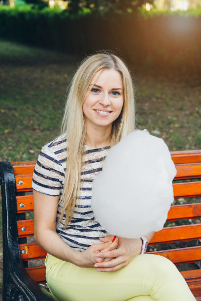 妈妈和小女儿在吃棉花糖图片下载