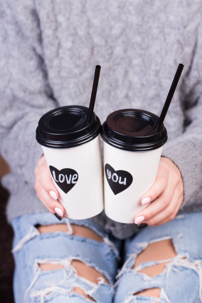 牵手喝咖啡的情侣。图片下载