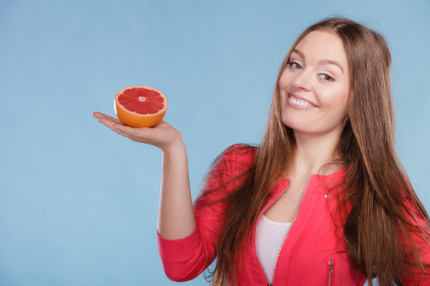健康女性与葡萄柚。节食减肥。图片下载
