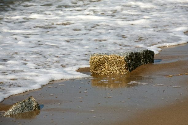 沙滩上有两块石头图片下载