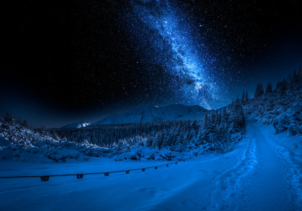 山上的小路在冬天的山上有星星图片下载