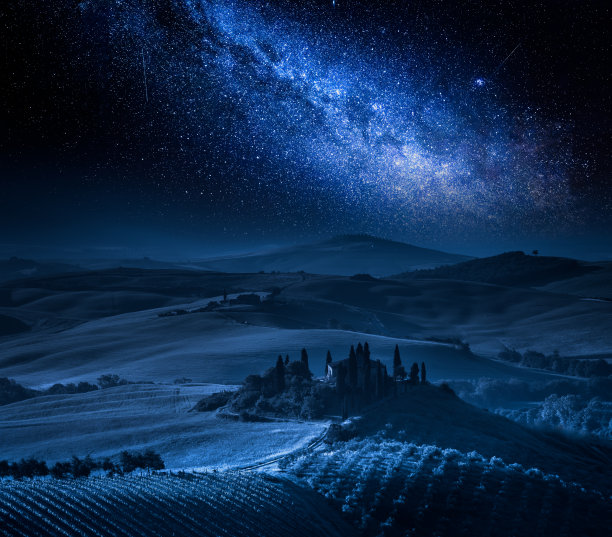 农场的橄榄园，葡萄园和银河，托斯卡纳图片下载