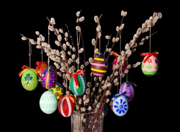 黑色背景柳树花束上的彩色复活节彩蛋图片下载