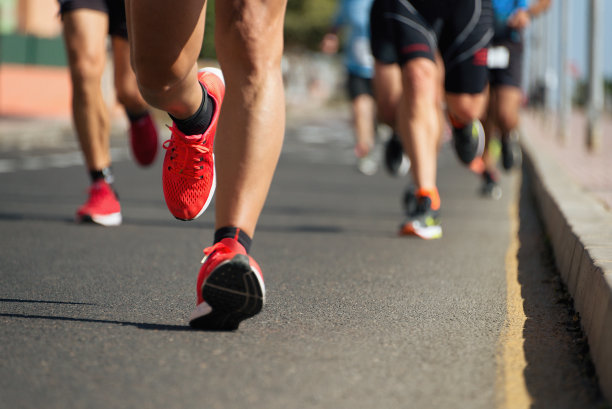 马拉松在暮色中奔跑，在城市道路上奔跑图片下载