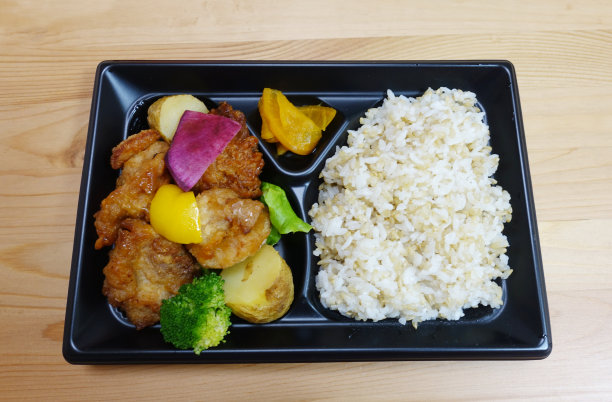 日式便当(午餐盒)，配炸鸡和蔬菜。图片下载