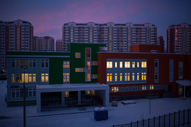 新的现代化低层公寓综合体。莫斯科,俄罗斯图片下载