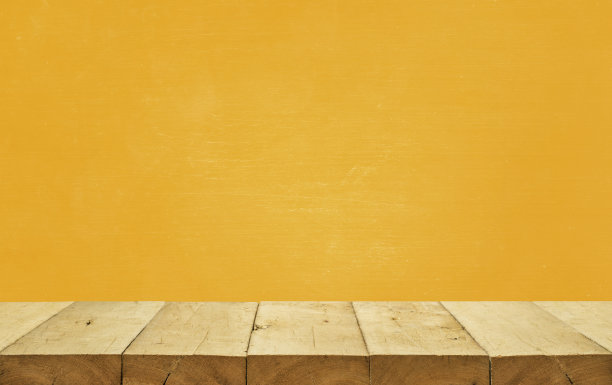 木质桌面上黄色背景。用于蒙太奇产品展示或设计关键视觉布局图片下载