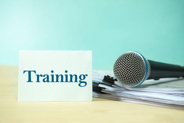 近距离麦克风上的纸质文件与培训文本，演讲者的概念或教师准备发言的研讨会教室图片下载