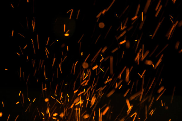 黑暗的火焰漂浮在空中。火木炭。图片下载