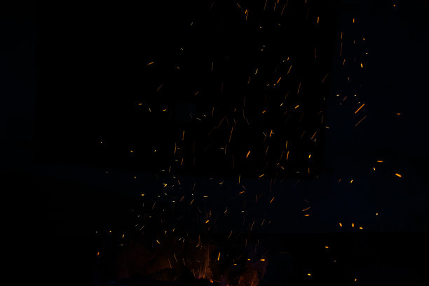 黑暗的火焰漂浮在空中。火木炭。图片下载