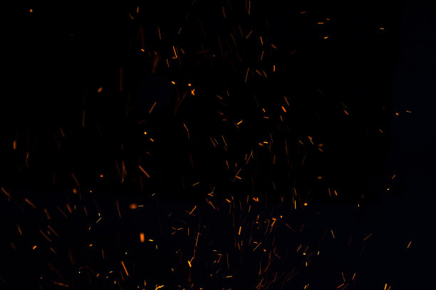 黑暗的火焰漂浮在空中。火木炭。图片下载