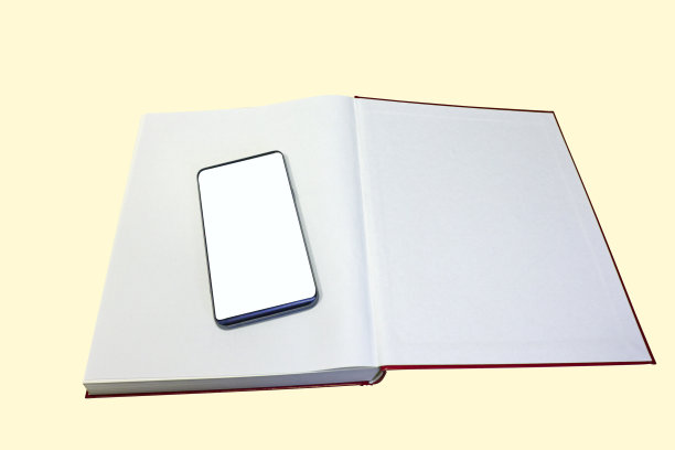 在孤立的背景下用智能手机打开纸质书图片下载